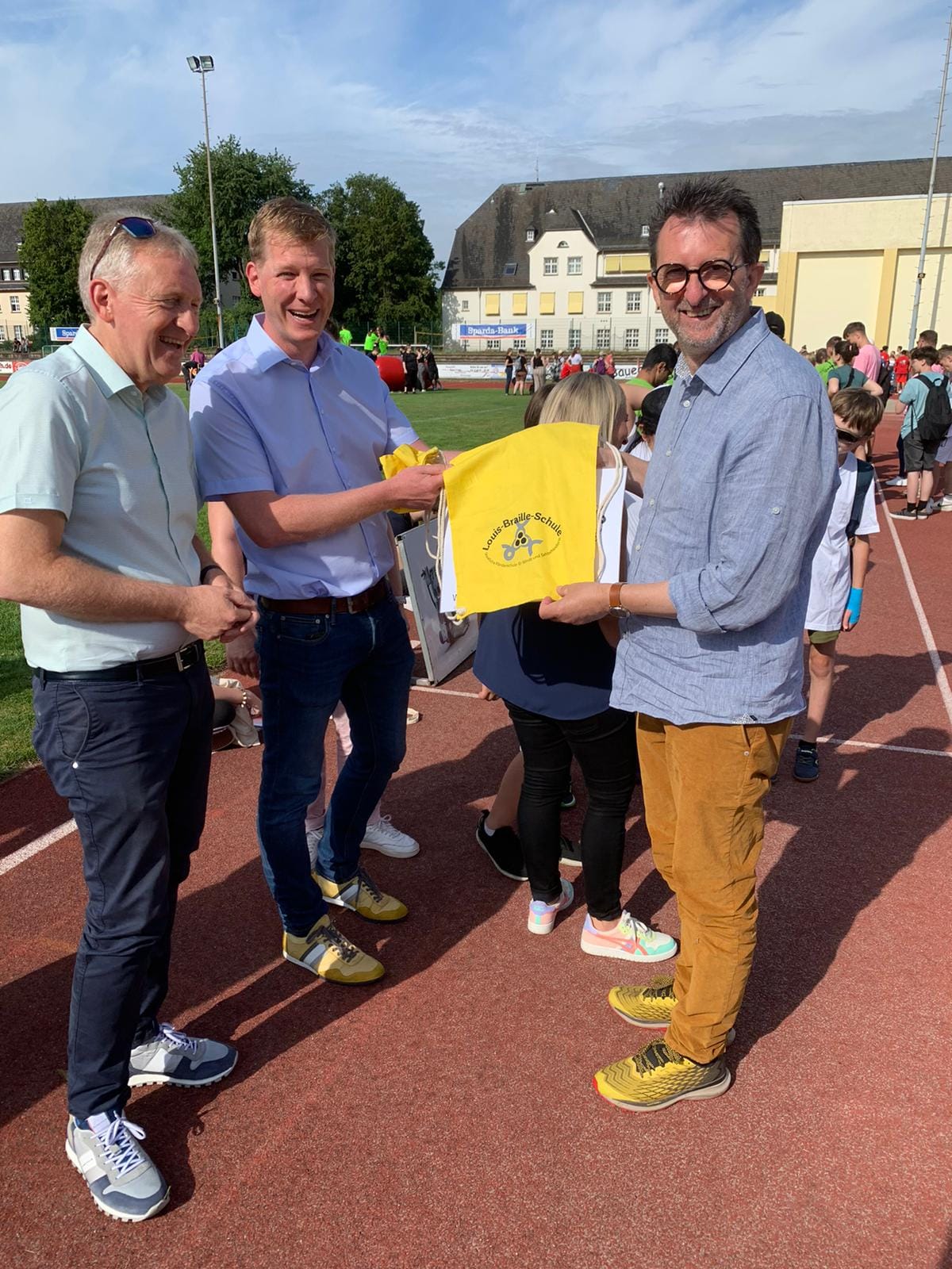 Lauer%20G%C3%B6rgen%20und%20Jost%20mit%20Turnbeutel%20der%20Louis-Braile-Schule